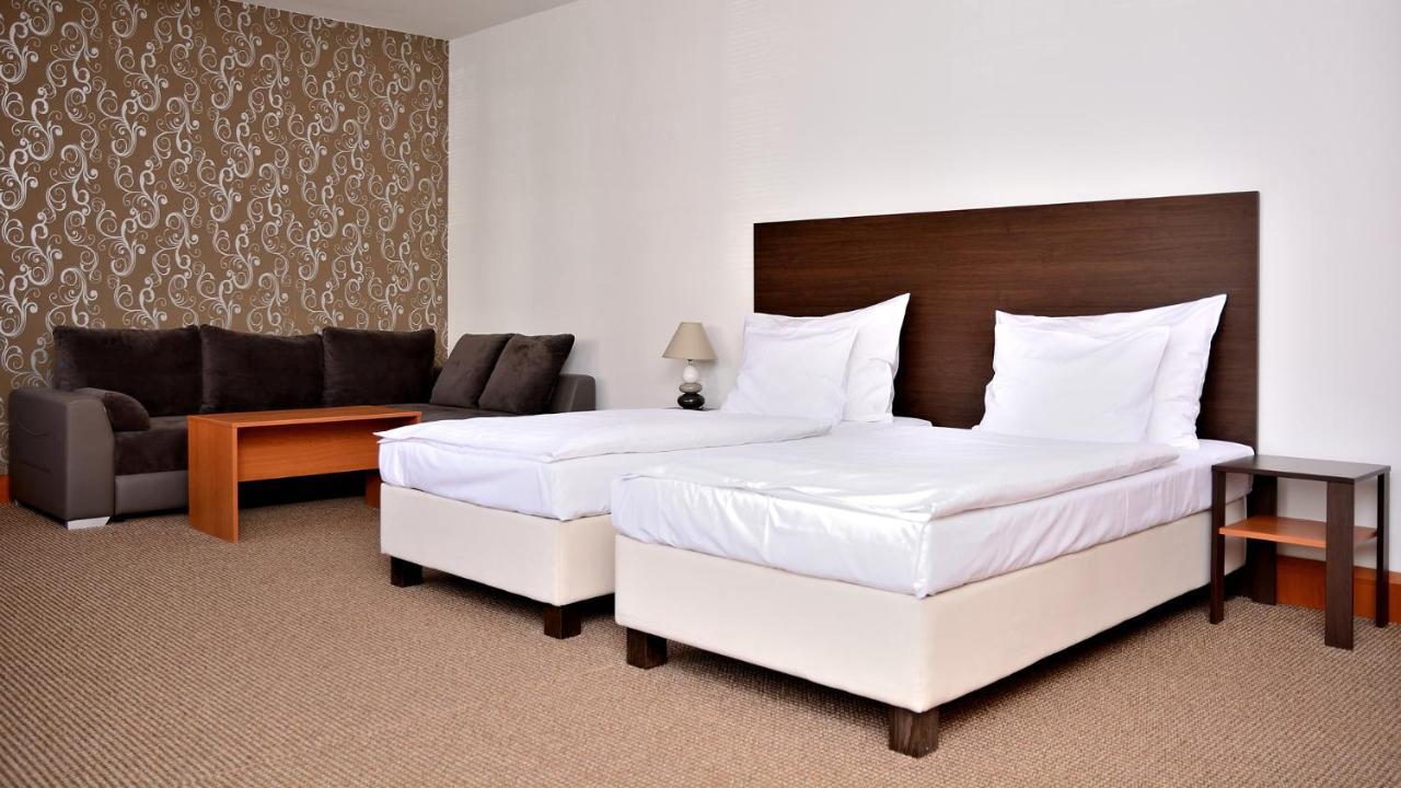 פארדוביצה Hotel Atrium מראה חיצוני תמונה