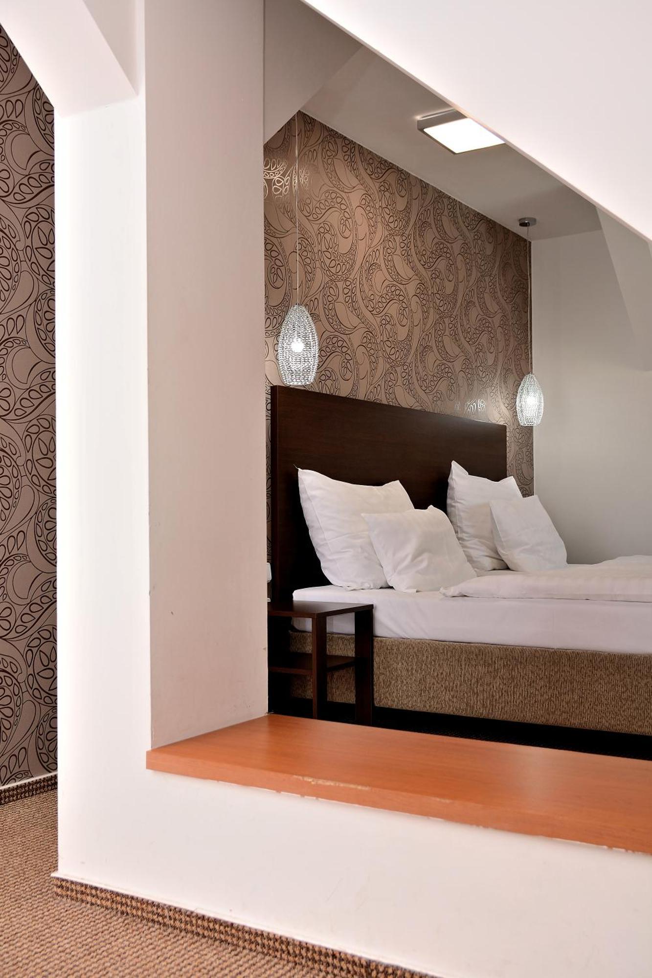 פארדוביצה Hotel Atrium מראה חיצוני תמונה