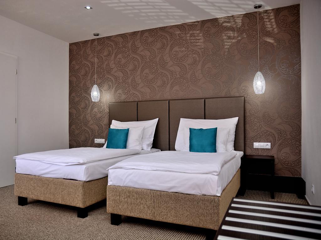 פארדוביצה Hotel Atrium מראה חיצוני תמונה