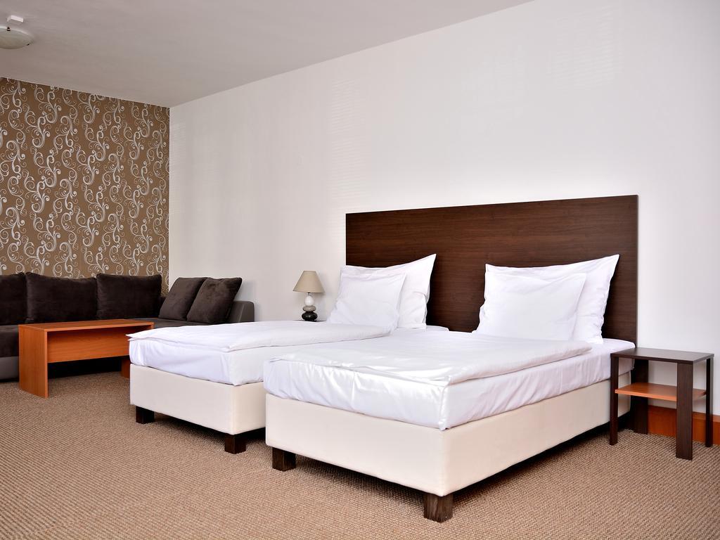 פארדוביצה Hotel Atrium מראה חיצוני תמונה