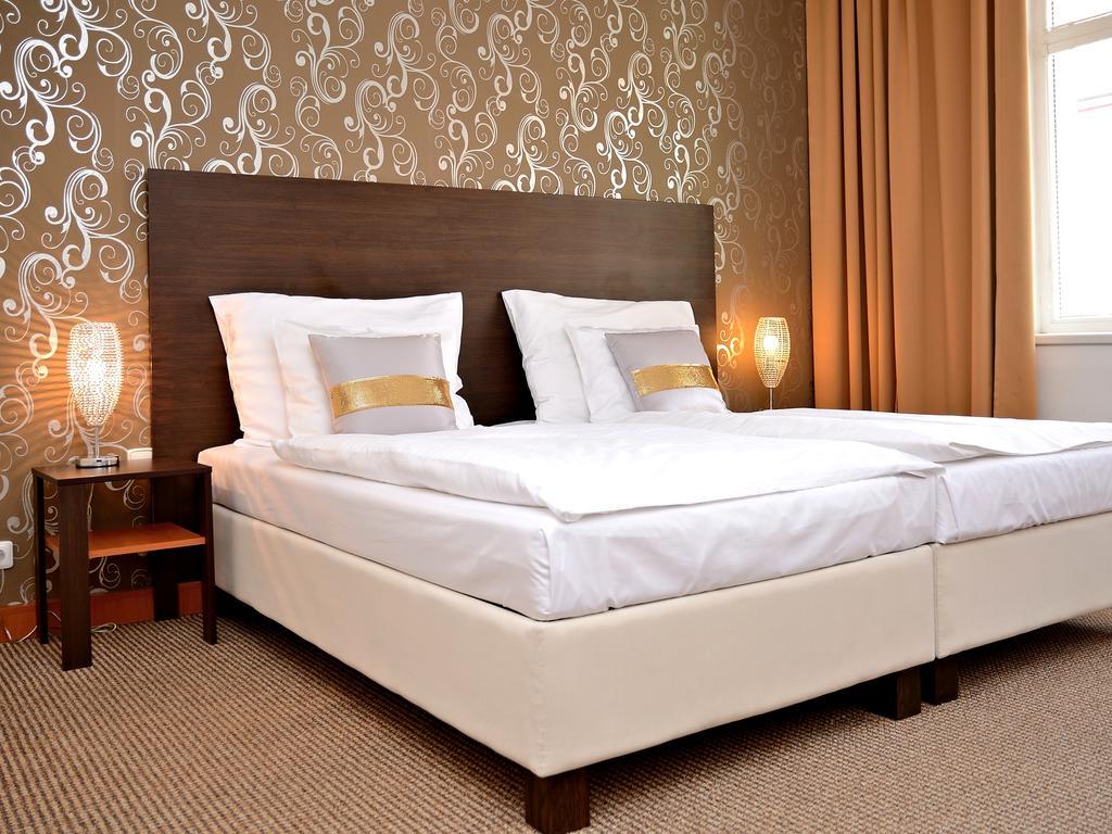 פארדוביצה Hotel Atrium מראה חיצוני תמונה